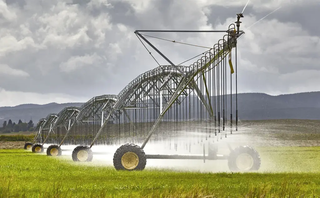 irrigation-equipment-crops-field